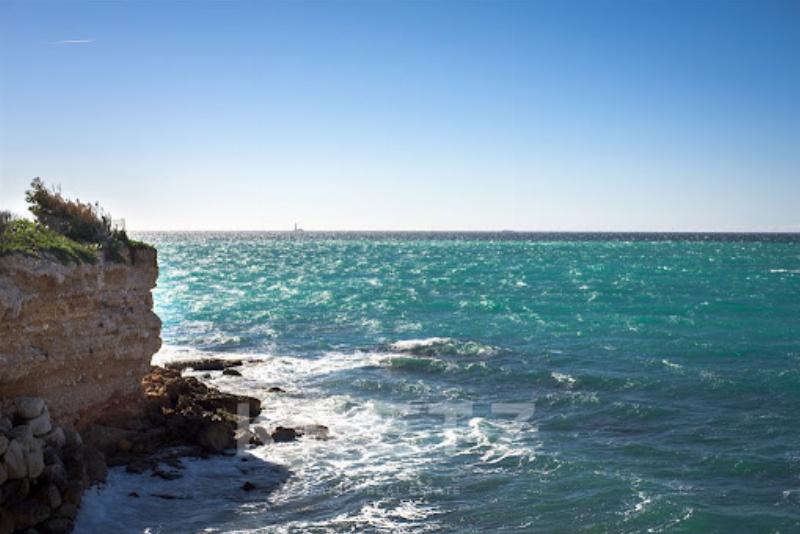 T2 Le Corbusier Marseille : Vue intérieure d'un appartement duplex inondé de lumière naturelle